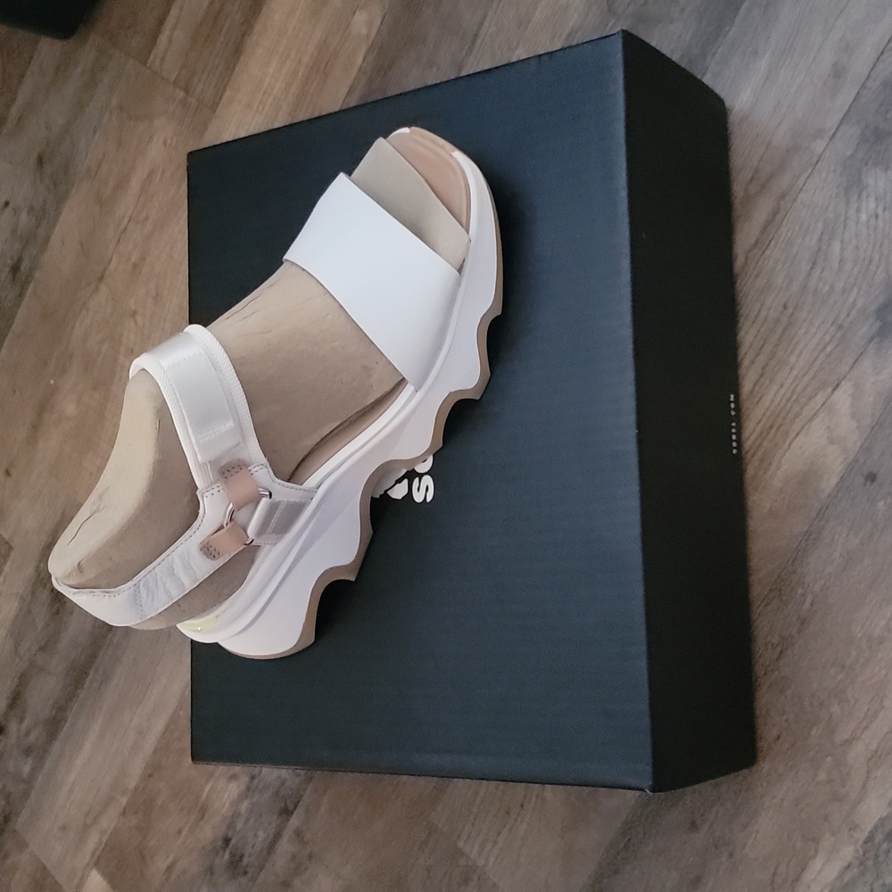 Sorel kinetic impact Y-strap high sandal. 9.5